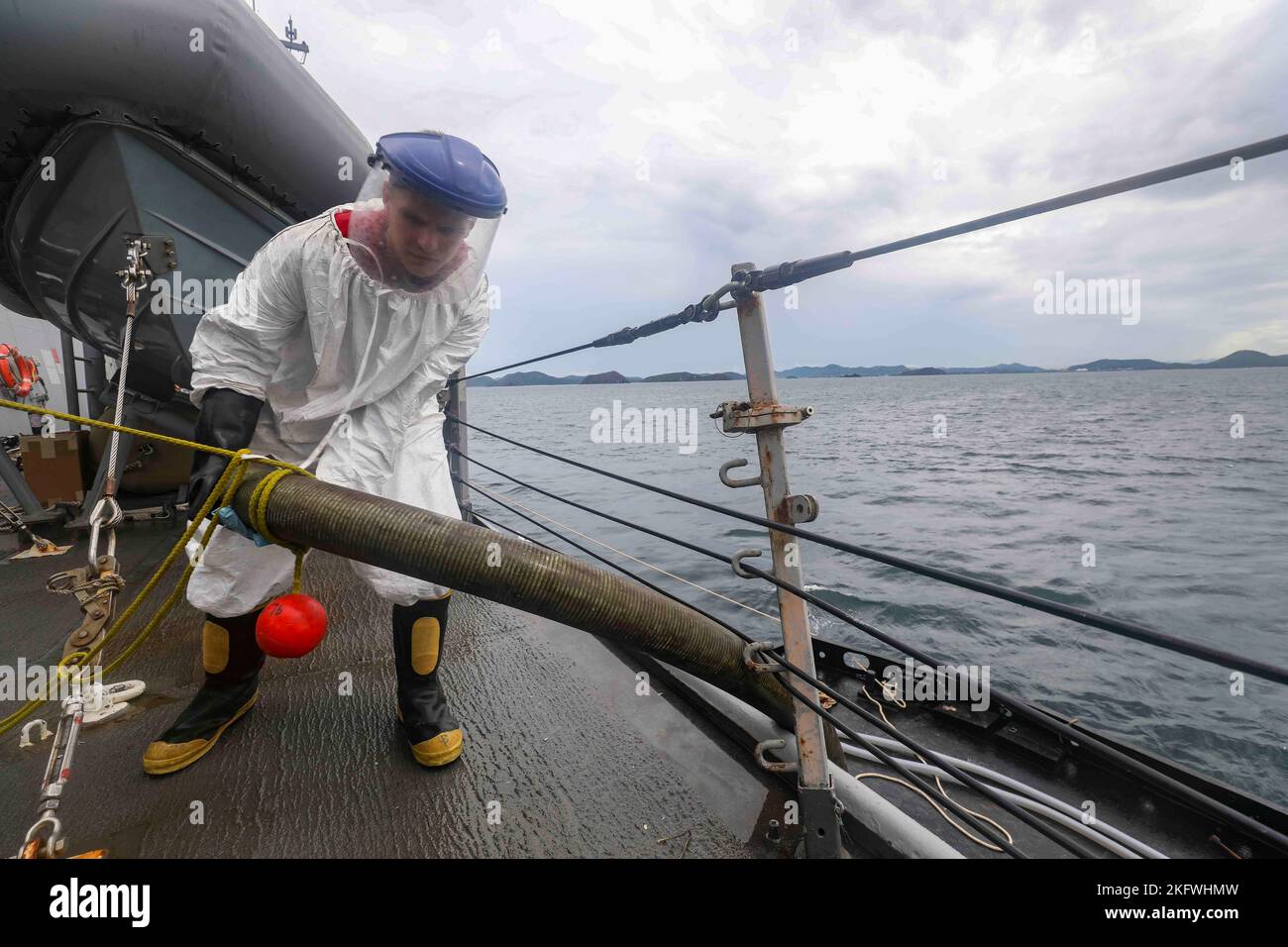 SATTAHIP, Thaïlande (oct 11, 2022) dégâts Controlman 3rd classe Devin Defrieze, de East Moline, Illinois, enlève un tuyau de réservoir de retenue de vide du pont du bateau à bord du destroyer à missiles guidés de classe Arleigh Burke USS Higgins (DDG 76) tout en se préparant à partir après une visite portuaire prévue à Sattahip, Thaïlande, le 11 octobre. Higgins est affecté au commandant de la Force opérationnelle 71/Escadrier Squadron (DESRON) 15, le plus grand DESRON déployé à l’avant de la Marine et la principale force de surface de la flotte américaine 7th. Banque D'Images