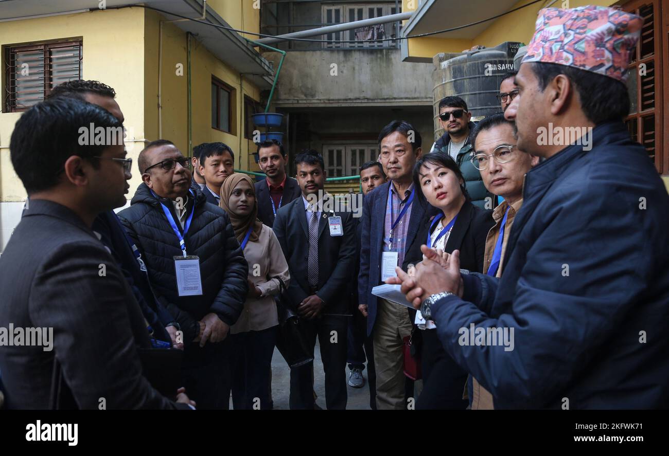 Katmandou, Bagmati, Népal. 20th novembre 2022. Des représentants de la commission électorale des Maldives et de la Corée du Sud se rendent pour observer un bureau de vote lors des élections générales à Katmandou, au Népal, sur 20 novembre 2022. Le Népal tient ses élections législatives et provinciales dimanche. (Image de crédit : © Sunil Sharma/ZUMA Press Wire) Banque D'Images