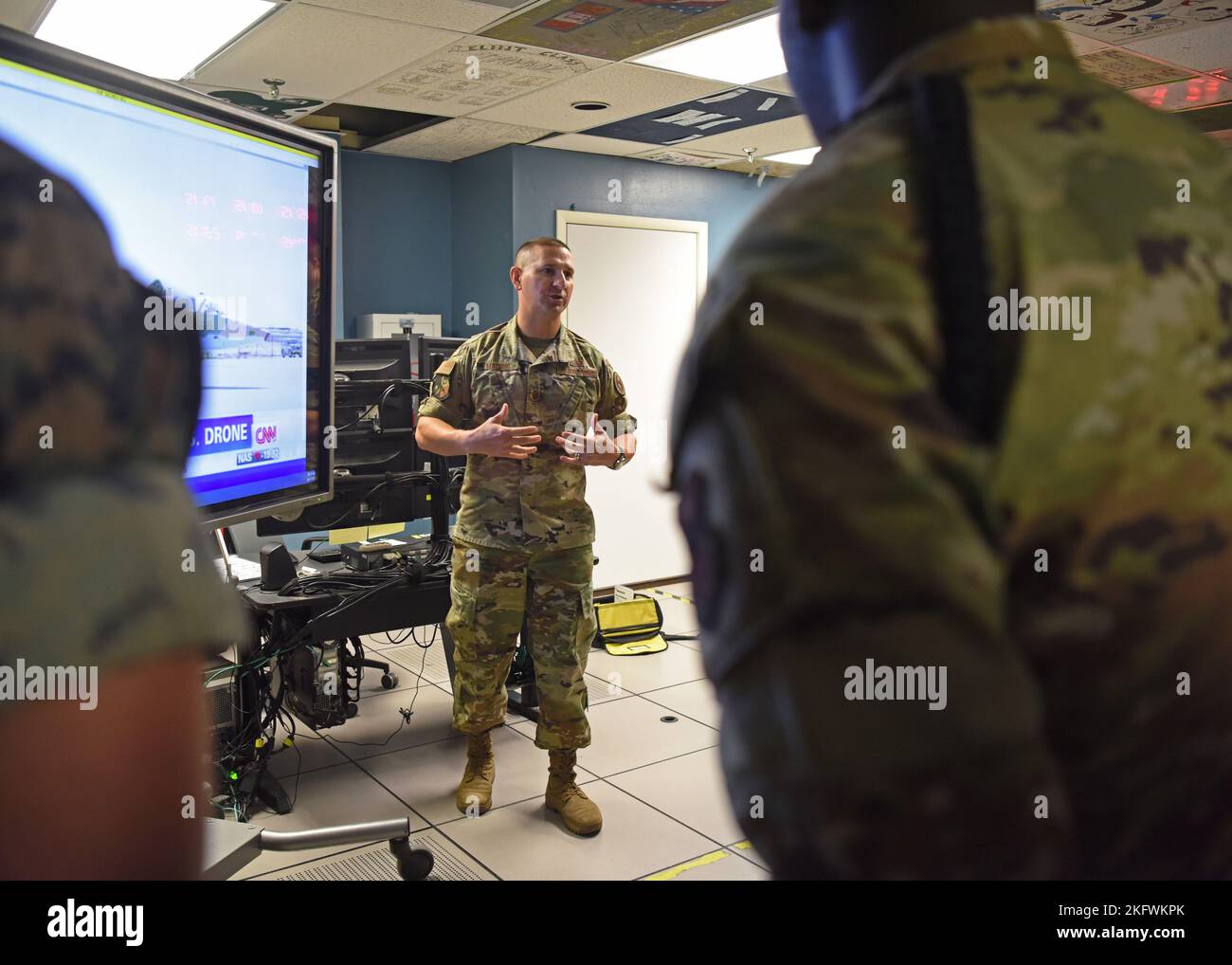 Sergent-chef de la Force aérienne des États-Unis Anthony Madrid, chef de vol du 316th e Escadron d'entraînement pour le vol de renseignements sur les signaux, explique l'impact qu'un rapport des médias pourrait fournir pour la collecte de renseignements pendant l'exercice de capstone, opération Loneshark, à la base aérienne de Goodfellow, Texas, le 11 octobre 2022. Madrid a joué le rapport de nouvelles pour apporter l'information actuelle dans la salle de classe, l'éducation des étudiants avec des contenus plus pertinents. Banque D'Images