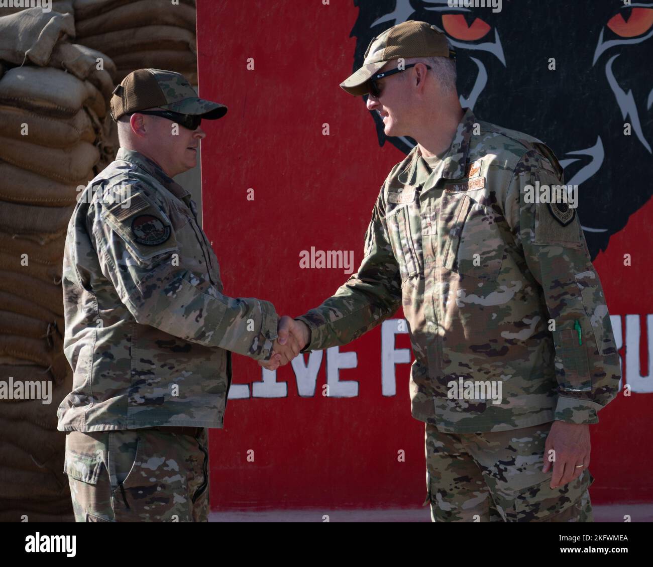 U.S. Air Force Tech. Sgt. Cory Williams, 332D escadron de passation des marchés expéditionnaires, chef de vol des marchandises, reçoit une pièce de monnaie du commandant de Brig. Le général Ryan R. Messer, commandant de l'escadre expéditionnaire de l'air 332D, à un endroit non divulgué, en Asie du Sud-Ouest, le 11 octobre 2022. Tech. Sgt. M. Williams a été reconnu comme un meilleur rendement pour ses contributions à la fin de l'exercice financier 332D à l'AEW. Banque D'Images