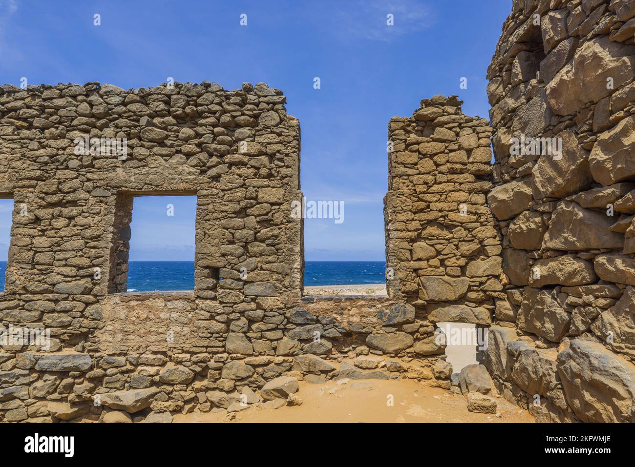 Belle vue historique de la côte des Caraïbes avec ruines de la fonderie d'or à Bushiribana. Île d'Aruba. Banque D'Images