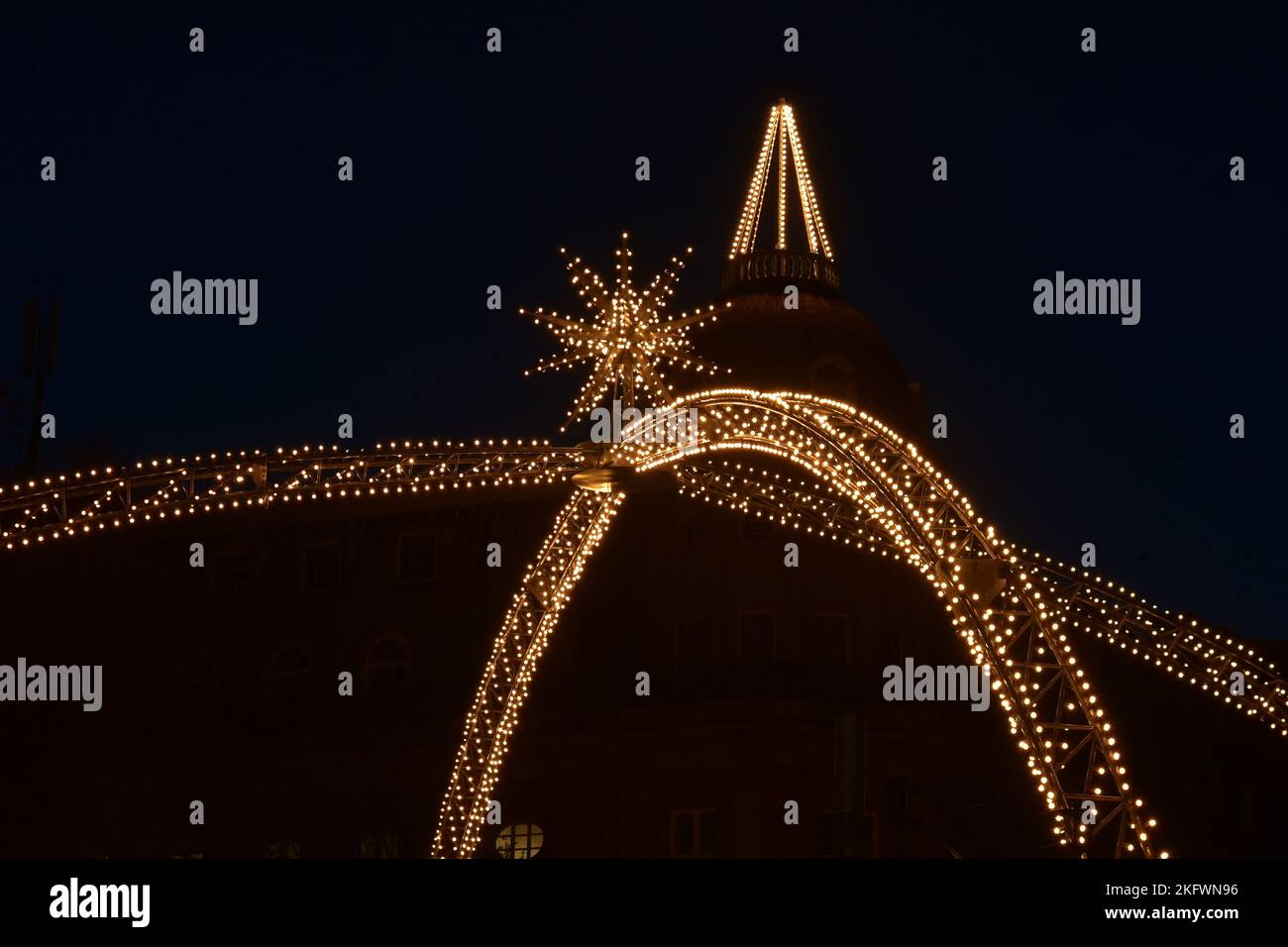 Arc de Noël traditionnel à Königsallee à Düsseldorf/Allemagne. Il est semblable à l'arc de Noël que la ville avait dans le 1950s. Banque D'Images
