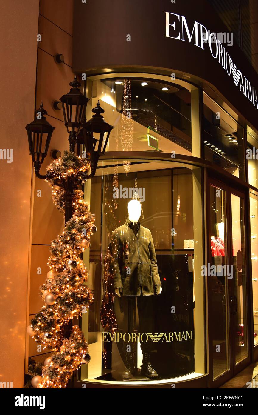 Boutique Armani pendant la période de Noël à Königsallee à Düsseldorf/Allemagne. Banque D'Images