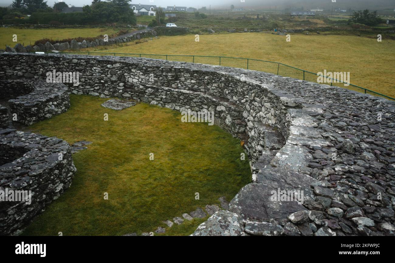 Vue sur le fort de Loher Stone par temps pluvieux, Waterville, Co. Kerry, Irlande Banque D'Images