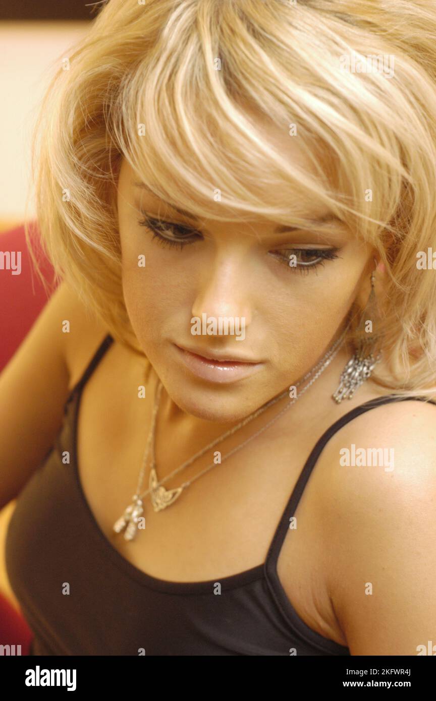 GWENNO, JEUNE, SHOOTING MODE, 2003 : un shooting mode avec la jeune star galloise Gwenno Saunders à Cardiff, pays de Galles, Royaume-Uni le 30 janvier 2003. Photographie : Rob Watkins. INFO : Gwenno Saunders est un chanteur gallois, auteur-compositeur et ancien membre des pipettes. Née le 23 mai 1981, elle est connue pour son travail solo mêlant indie pop et influences électroniques, chantant souvent en gallois et cornouailles. Banque D'Images