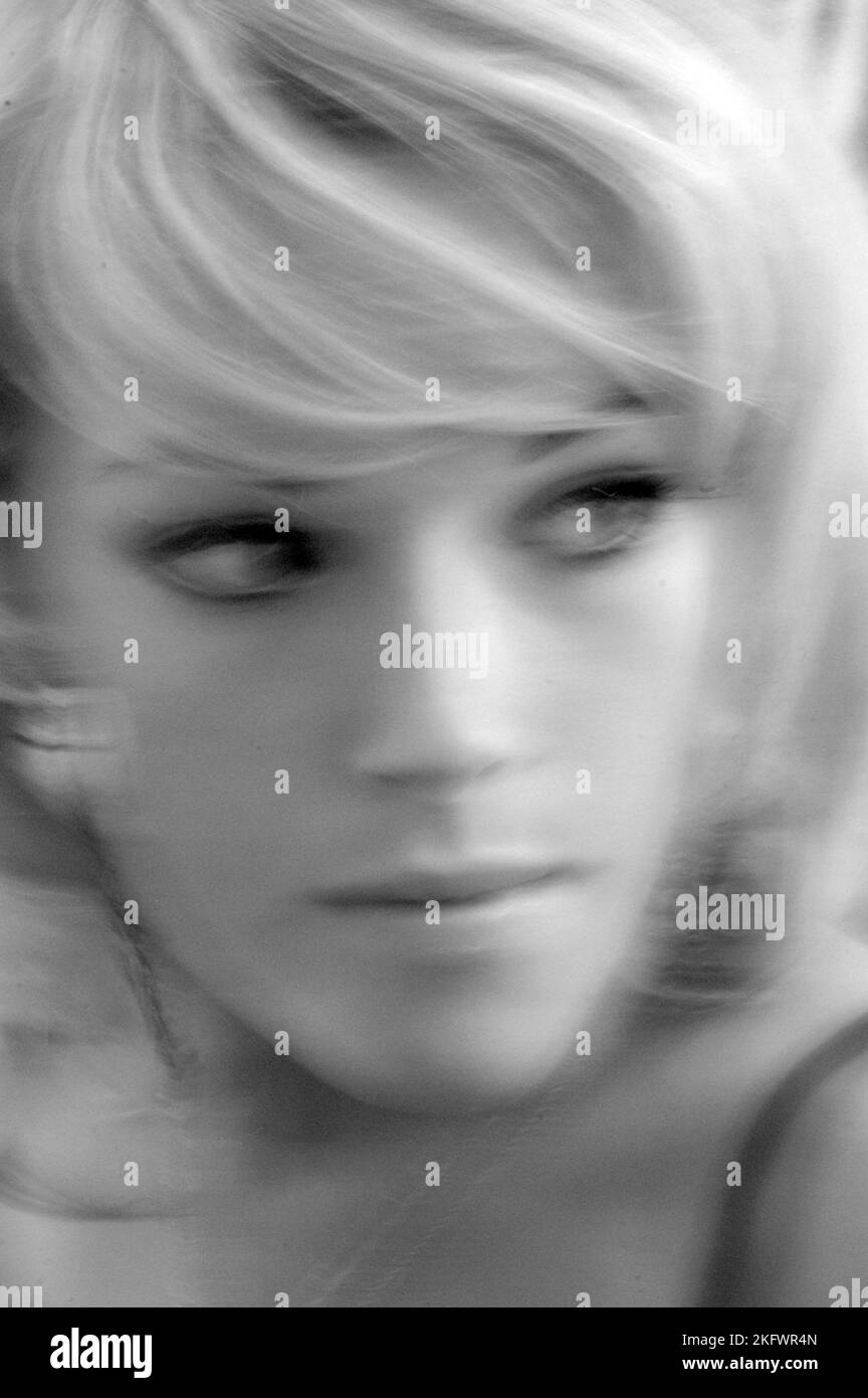 GWENNO, JEUNE, SHOOTING MODE, 2003 : un shooting mode avec la jeune star galloise Gwenno Saunders à Cardiff, pays de Galles, Royaume-Uni le 30 janvier 2003. Photographie : Rob Watkins. INFO : Gwenno Saunders est un chanteur gallois, auteur-compositeur et ancien membre des pipettes. Née le 23 mai 1981, elle est connue pour son travail solo mêlant indie pop et influences électroniques, chantant souvent en gallois et cornouailles. Banque D'Images