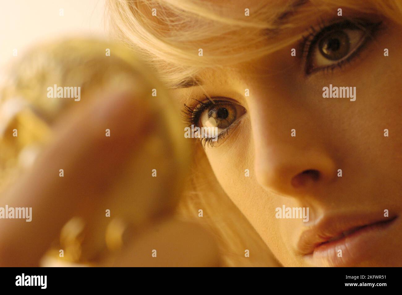 GWENNO, JEUNE, SHOOTING MODE, 2003 : un shooting mode avec la jeune star galloise Gwenno Saunders à Cardiff, pays de Galles, Royaume-Uni le 30 janvier 2003. Photographie : Rob Watkins. INFO : Gwenno Saunders est un chanteur gallois, auteur-compositeur et ancien membre des pipettes. Née le 23 mai 1981, elle est connue pour son travail solo mêlant indie pop et influences électroniques, chantant souvent en gallois et cornouailles. Banque D'Images