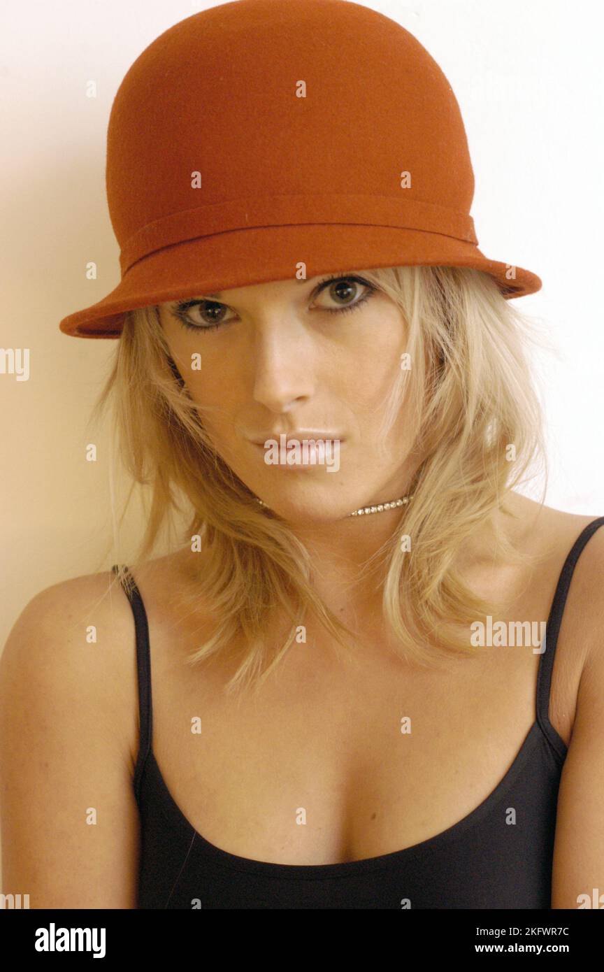 GWENNO, JEUNE, SHOOTING MODE, 2003 : un shooting mode avec la jeune star galloise Gwenno Saunders à Cardiff, pays de Galles, Royaume-Uni le 30 janvier 2003. Photographie : Rob Watkins. INFO : Gwenno Saunders est un chanteur gallois, auteur-compositeur et ancien membre des pipettes. Née le 23 mai 1981, elle est connue pour son travail solo mêlant indie pop et influences électroniques, chantant souvent en gallois et cornouailles. Banque D'Images