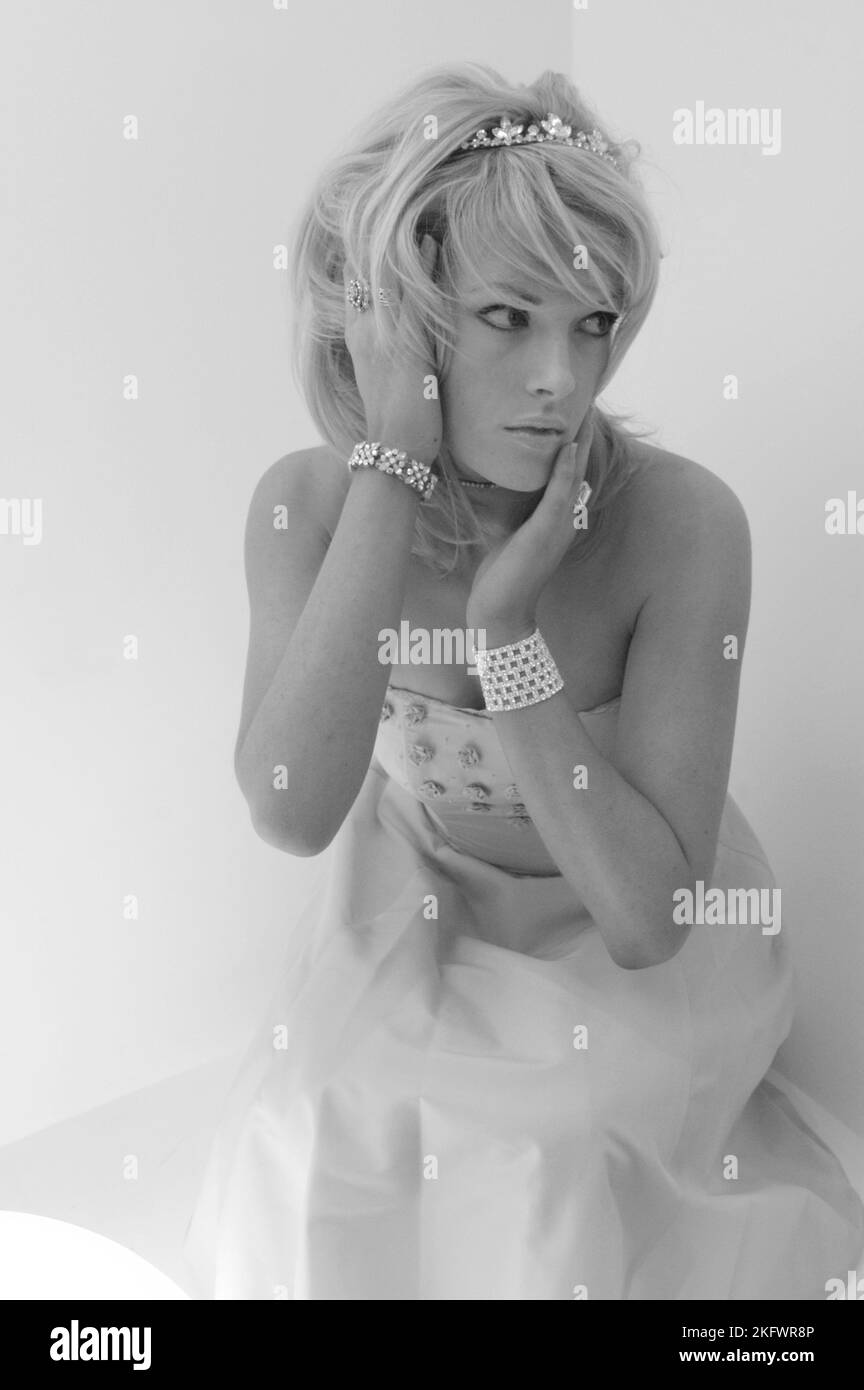 GWENNO, JEUNE, SHOOTING MODE, 2003 : un shooting mode avec la jeune star galloise Gwenno Saunders à Cardiff, pays de Galles, Royaume-Uni le 30 janvier 2003. Photographie : Rob Watkins. INFO : Gwenno Saunders est un chanteur gallois, auteur-compositeur et ancien membre des pipettes. Née le 23 mai 1981, elle est connue pour son travail solo mêlant indie pop et influences électroniques, chantant souvent en gallois et cornouailles. Banque D'Images