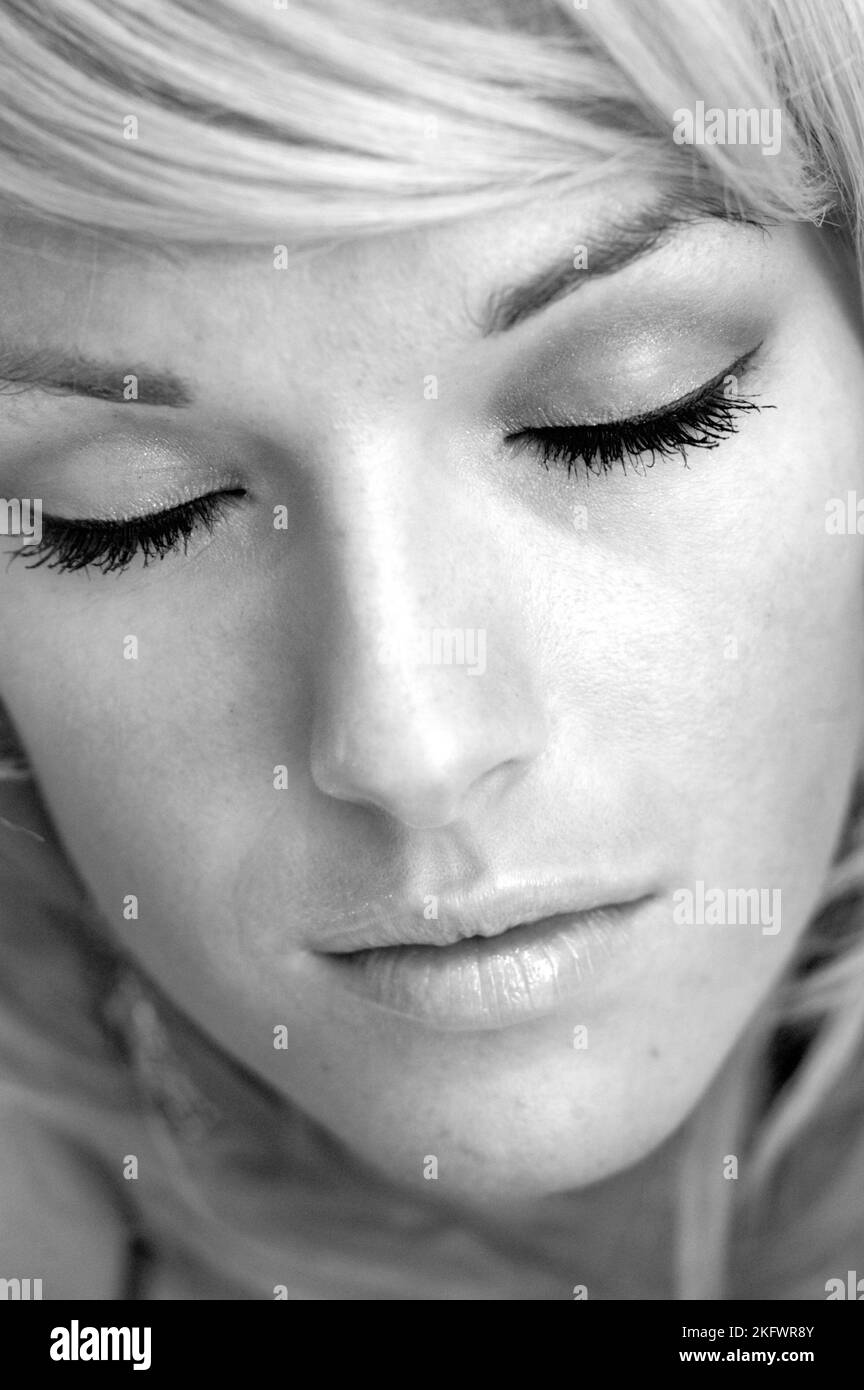 GWENNO, JEUNE, SHOOTING MODE, 2003 : un shooting mode avec la jeune star galloise Gwenno Saunders à Cardiff, pays de Galles, Royaume-Uni le 30 janvier 2003. Photographie : Rob Watkins. INFO : Gwenno Saunders est un chanteur gallois, auteur-compositeur et ancien membre des pipettes. Née le 23 mai 1981, elle est connue pour son travail solo mêlant indie pop et influences électroniques, chantant souvent en gallois et cornouailles. Banque D'Images