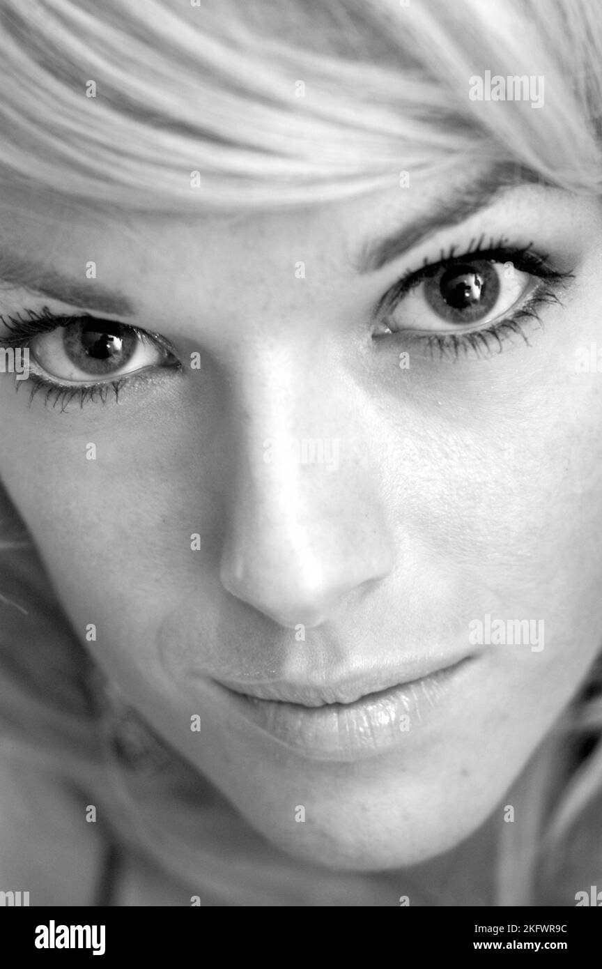 GWENNO, JEUNE, SHOOTING MODE, 2003 : un shooting mode avec la jeune star galloise Gwenno Saunders à Cardiff, pays de Galles, Royaume-Uni le 30 janvier 2003. Photographie : Rob Watkins. INFO : Gwenno Saunders est un chanteur gallois, auteur-compositeur et ancien membre des pipettes. Née le 23 mai 1981, elle est connue pour son travail solo mêlant indie pop et influences électroniques, chantant souvent en gallois et cornouailles. Banque D'Images