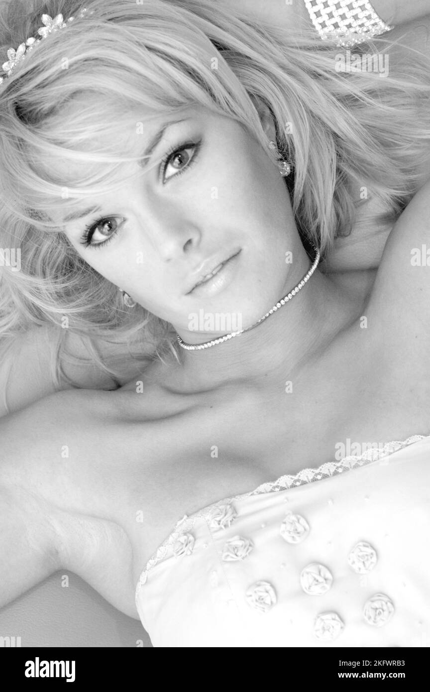 GWENNO, JEUNE, SHOOTING MODE, 2003 : un shooting mode avec la jeune star galloise Gwenno Saunders à Cardiff, pays de Galles, Royaume-Uni le 30 janvier 2003. Photographie : Rob Watkins. INFO : Gwenno Saunders est un chanteur gallois, auteur-compositeur et ancien membre des pipettes. Née le 23 mai 1981, elle est connue pour son travail solo mêlant indie pop et influences électroniques, chantant souvent en gallois et cornouailles. Banque D'Images