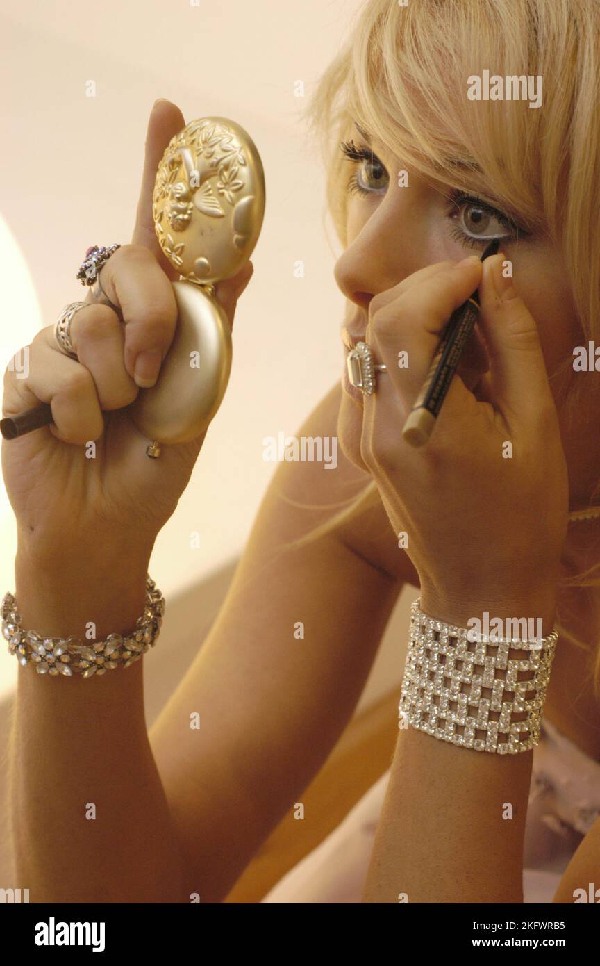 GWENNO, JEUNE, SHOOTING MODE, 2003 : un shooting mode avec la jeune star galloise Gwenno Saunders à Cardiff, pays de Galles, Royaume-Uni le 30 janvier 2003. Photographie : Rob Watkins. INFO : Gwenno Saunders est un chanteur gallois, auteur-compositeur et ancien membre des pipettes. Née le 23 mai 1981, elle est connue pour son travail solo mêlant indie pop et influences électroniques, chantant souvent en gallois et cornouailles. Banque D'Images