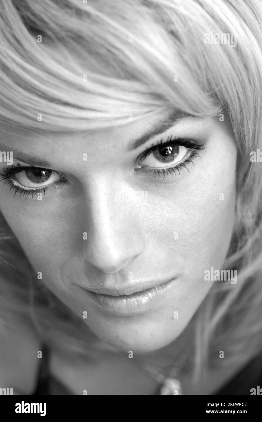 GWENNO, JEUNE, SHOOTING MODE, 2003 : un shooting mode avec la jeune star galloise Gwenno Saunders à Cardiff, pays de Galles, Royaume-Uni le 30 janvier 2003. Photographie : Rob Watkins. INFO : Gwenno Saunders est un chanteur gallois, auteur-compositeur et ancien membre des pipettes. Née le 23 mai 1981, elle est connue pour son travail solo mêlant indie pop et influences électroniques, chantant souvent en gallois et cornouailles. Banque D'Images