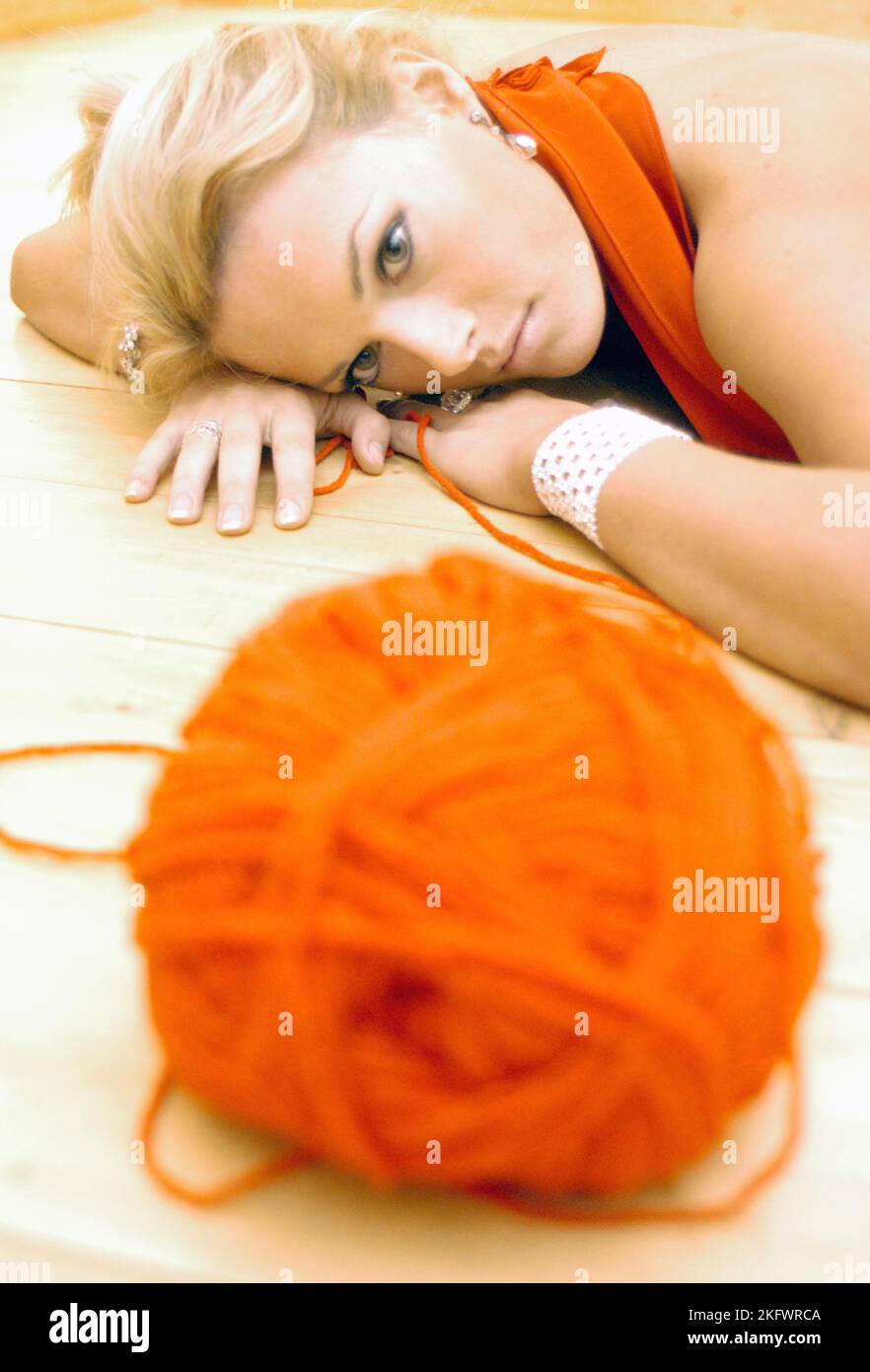 GWENNO, JEUNE, SHOOTING MODE, 2003 : un shooting mode avec la jeune star galloise Gwenno Saunders à Cardiff, pays de Galles, Royaume-Uni le 30 janvier 2003. Photographie : Rob Watkins. INFO : Gwenno Saunders est un chanteur gallois, auteur-compositeur et ancien membre des pipettes. Née le 23 mai 1981, elle est connue pour son travail solo mêlant indie pop et influences électroniques, chantant souvent en gallois et cornouailles. Banque D'Images