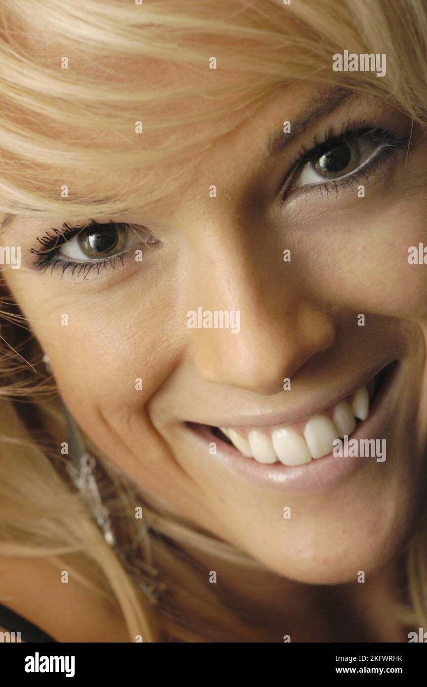 GWENNO, JEUNE, SHOOTING MODE, 2003 : un shooting mode avec la jeune star galloise Gwenno Saunders à Cardiff, pays de Galles, Royaume-Uni le 30 janvier 2003. Photographie : Rob Watkins. INFO : Gwenno Saunders est un chanteur gallois, auteur-compositeur et ancien membre des pipettes. Née le 23 mai 1981, elle est connue pour son travail solo mêlant indie pop et influences électroniques, chantant souvent en gallois et cornouailles. Banque D'Images