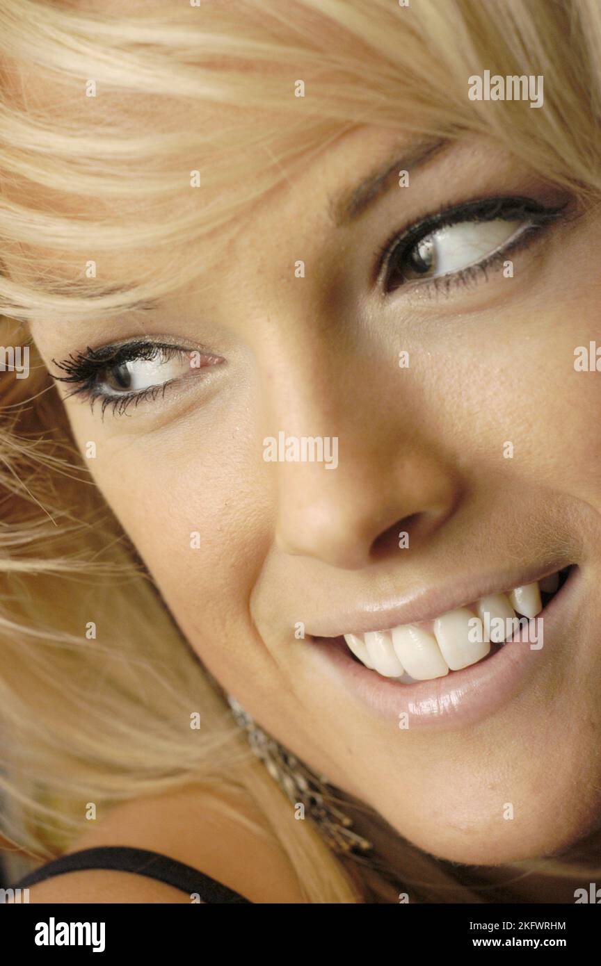 GWENNO, JEUNE, SHOOTING MODE, 2003 : un shooting mode avec la jeune star galloise Gwenno Saunders à Cardiff, pays de Galles, Royaume-Uni le 30 janvier 2003. Photographie : Rob Watkins. INFO : Gwenno Saunders est un chanteur gallois, auteur-compositeur et ancien membre des pipettes. Née le 23 mai 1981, elle est connue pour son travail solo mêlant indie pop et influences électroniques, chantant souvent en gallois et cornouailles. Banque D'Images