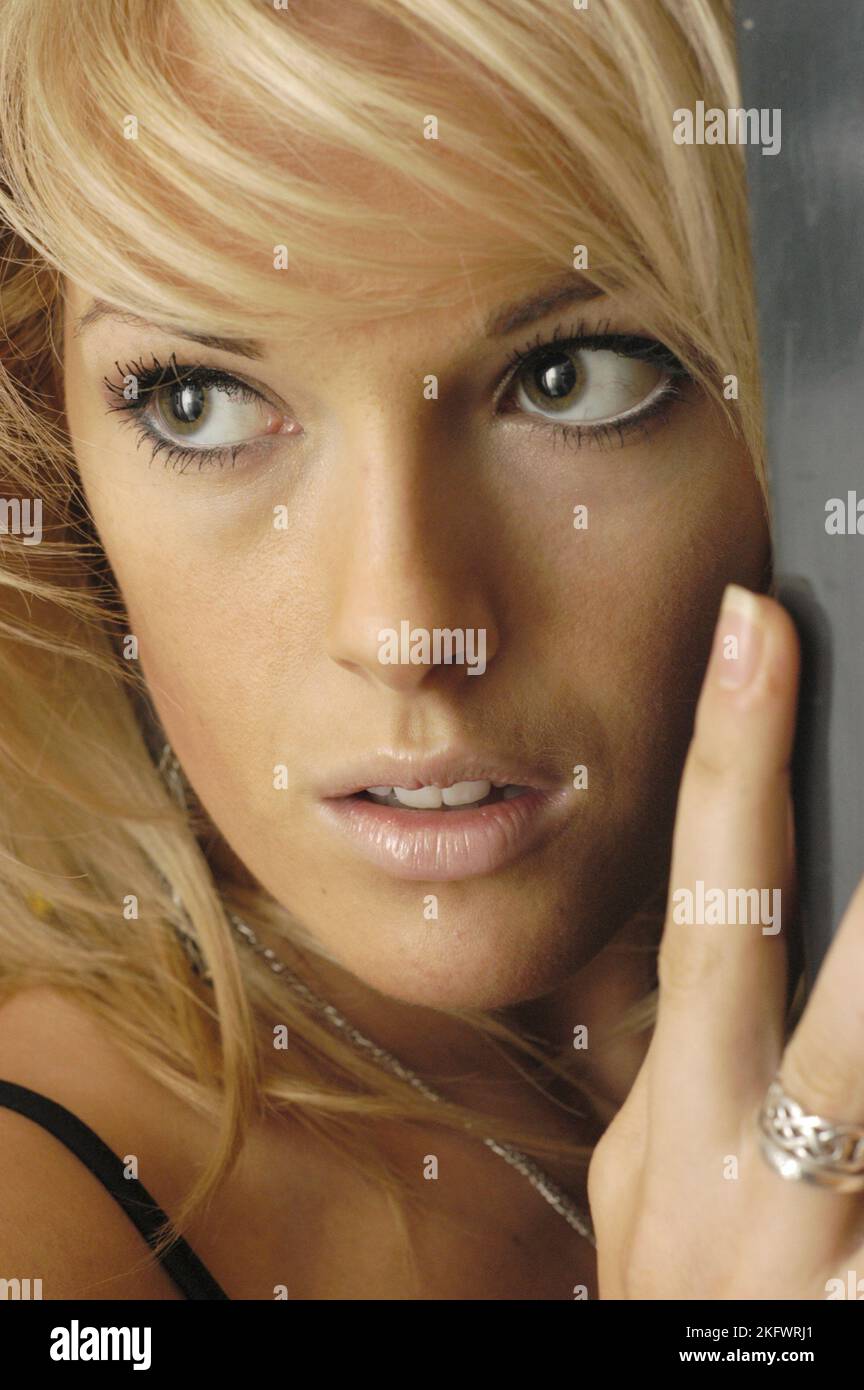 GWENNO, JEUNE, SHOOTING MODE, 2003 : un shooting mode avec la jeune star galloise Gwenno Saunders à Cardiff, pays de Galles, Royaume-Uni le 30 janvier 2003. Photographie : Rob Watkins. INFO : Gwenno Saunders est un chanteur gallois, auteur-compositeur et ancien membre des pipettes. Née le 23 mai 1981, elle est connue pour son travail solo mêlant indie pop et influences électroniques, chantant souvent en gallois et cornouailles. Banque D'Images