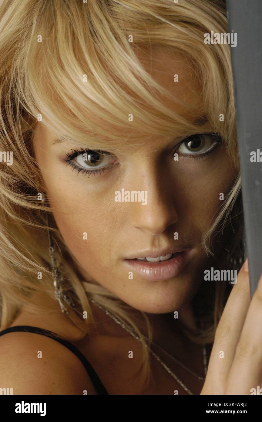 GWENNO, JEUNE, SHOOTING MODE, 2003 : un shooting mode avec la jeune star galloise Gwenno Saunders à Cardiff, pays de Galles, Royaume-Uni le 30 janvier 2003. Photographie : Rob Watkins. INFO : Gwenno Saunders est un chanteur gallois, auteur-compositeur et ancien membre des pipettes. Née le 23 mai 1981, elle est connue pour son travail solo mêlant indie pop et influences électroniques, chantant souvent en gallois et cornouailles. Banque D'Images