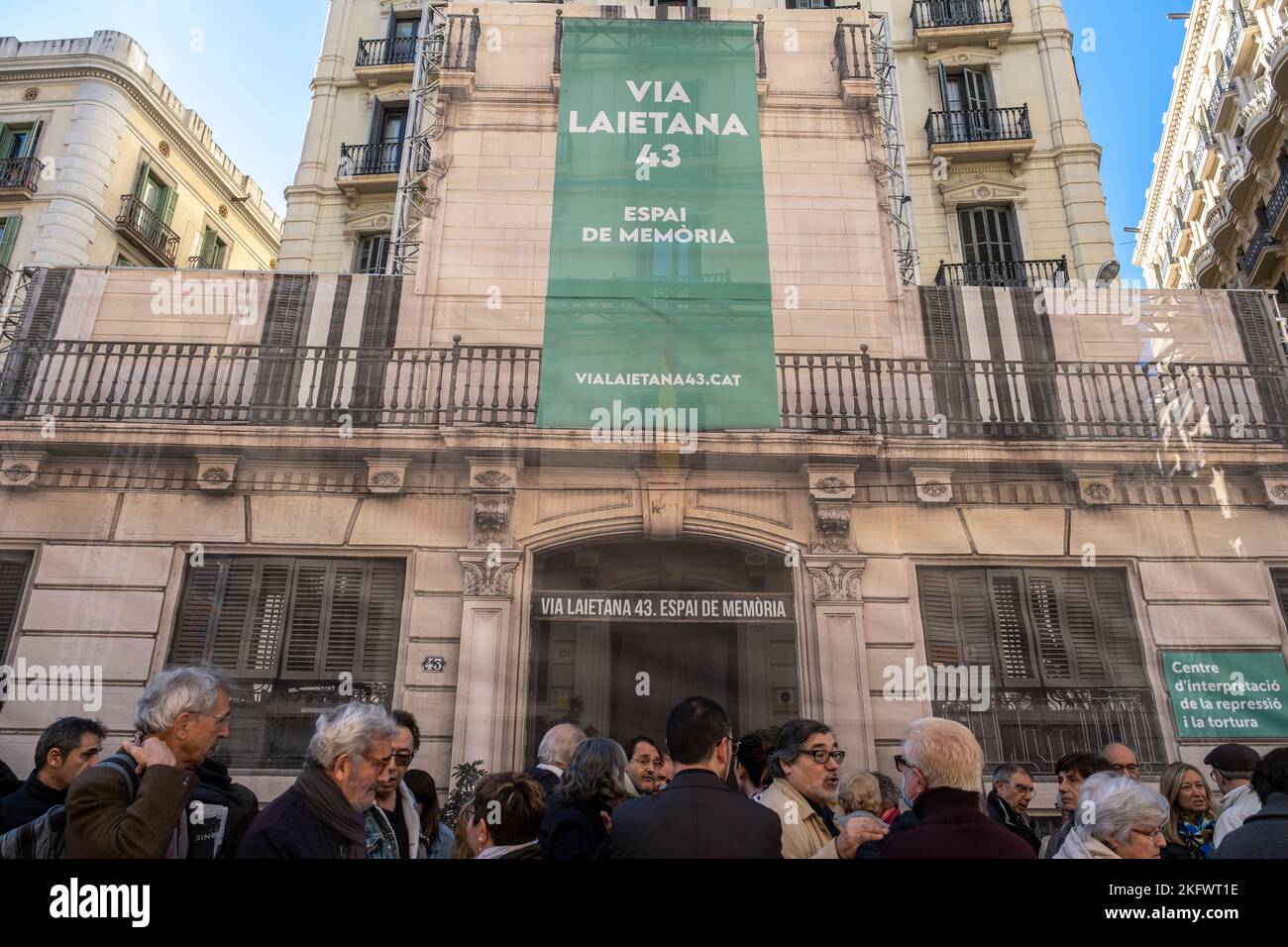 Un groupe de participants à l'événement est vu devant la toile qui restaure la façade du poste de police, simulant le futur centre de mémoire. A l'occasion du 47th anniversaire de la mort du dictateur Francisco Franco, diverses organisations sociales se sont réunies devant le poste de police pour faire appel international à la conversion de la préfecture de police supérieure de la rue Vía Laietana, 43 à Barcelone, dans un centre de mémoire pour les représailles du régime franco, certains d'entre eux torturés dans les cellules au rez-de-chaussée du bâtiment de la police. (Photo par Paco Freire / SOPA Images / Sipa USA) Banque D'Images