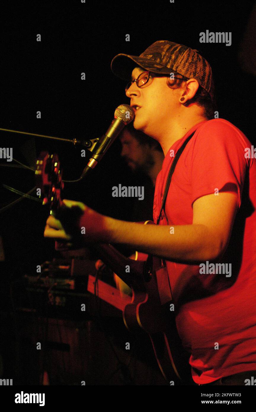 MICAH P HINSON, JEUNE, 2004 : un très jeune chanteur Micah P Hinson en tournée au Welsh Club de Cardiff, pays de Galles, Royaume-Uni le 27 octobre 2004. Photographie : ROB WATKINS. INFO : Micah P. Hinson est un auteur-compositeur-interprète américain connu pour sa voix émouvante et ses paroles poignantes. Émergeant au milieu des années 2000, il est acclamé avec des albums comme Micah P. Hinson and the Gospel of Progress, mêlant des influences indie folk, country et rock. Banque D'Images