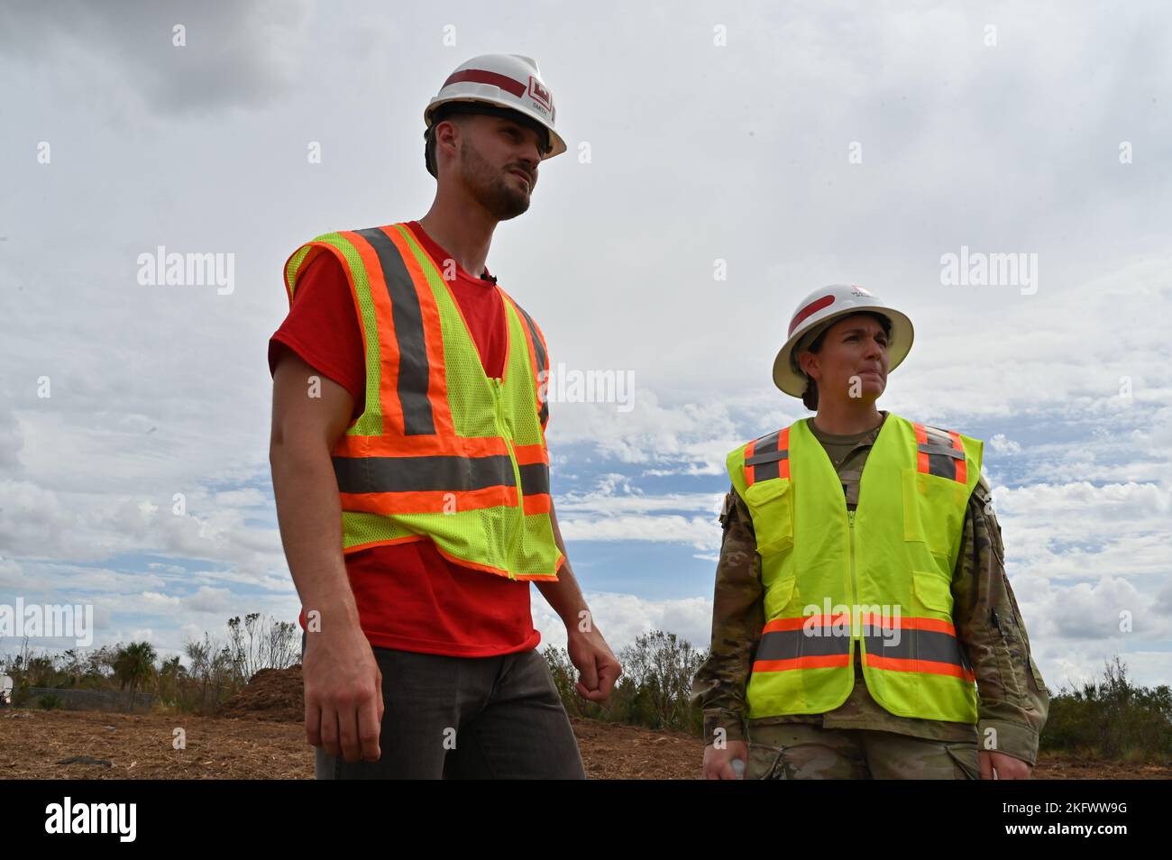 Stetson Smith, U.S. Army corps of Engineers, Vicksburg District, ingénieur civil, à gauche, et 1st Lt. Briana Karayinopulos, U.S. Army corps of Engineers, chef de projet du district de la Nouvelle-Angleterre, discutent de l'assistance technique en matière de débris dans le comté de Lee, en Floride, le 12 octobre. L'USACE soutient la FEMA et l'État de Floride dans leurs efforts de récupération de l'ouragan Ian en veillant à ce que les débris de tempête soient séparés afin de minimiser les impacts sur les décharges, tout en veillant à ce que les matériaux dangereux et/ou dangereux soient retirés des piles de débris et manipulés en conséquence. USACE compte plus de 280 employés déployés en Floride ac Banque D'Images