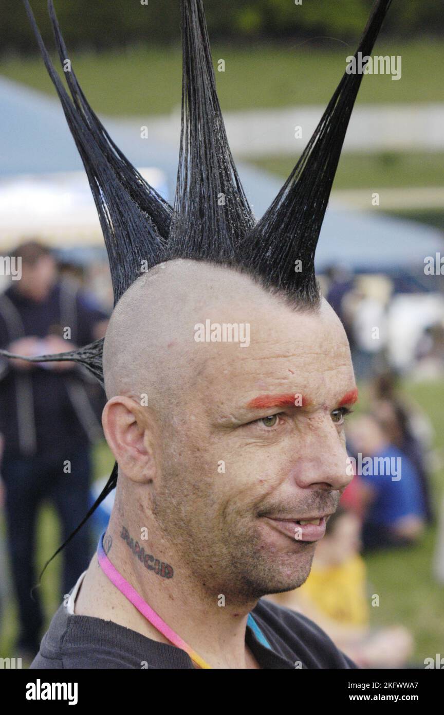 CLUBBER AVEC D'ÉNORMES CHEVEUX POINTUS, MOHICAN, HOMELANDS 2003 : Clubber avec d'énormes cheveux Mohican. Radio One Stage main Field au Homelands Festival près de Winchester, Angleterre, 24 mai 2003. Photographie : ROB WATKINS. INFO : Homelands Festival était un festival de musique électronique britannique de premier plan organisé en Angleterre à la fin des années 1990 et au début des années 2000 Célébrant la culture de la musique de danse, il a mis en vedette les meilleurs DJ et des groupes live dans des genres tels que la House, la drum and bass, et la techno, attirant des foules passionnées. Banque D'Images