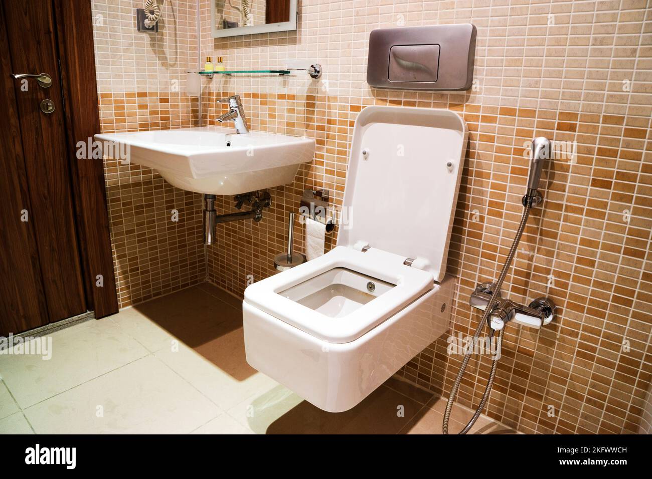 Lavabo en céramique blanc moderne et toilettes dans la salle de bains Banque D'Images