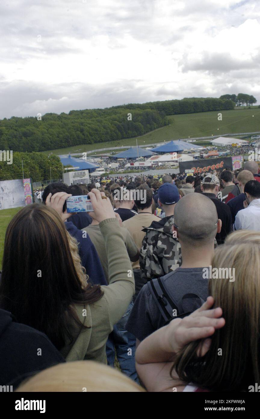 FILE D'ATTENTE MASSIVE À L'ENTRÉE, HOMELANDS 2003 : la foule entre sur le site. Homelands Festival près de Winchester, Angleterre, 24 mai 2003. Photographie : ROB WATKINS. INFO : Homelands Festival était un festival de musique électronique britannique de premier plan organisé en Angleterre à la fin des années 1990 et au début des années 2000 Célébrant la culture de la musique de danse, il a mis en vedette les meilleurs DJ et des groupes live dans des genres tels que la House, la drum and bass, et la techno, attirant des foules passionnées. Banque D'Images