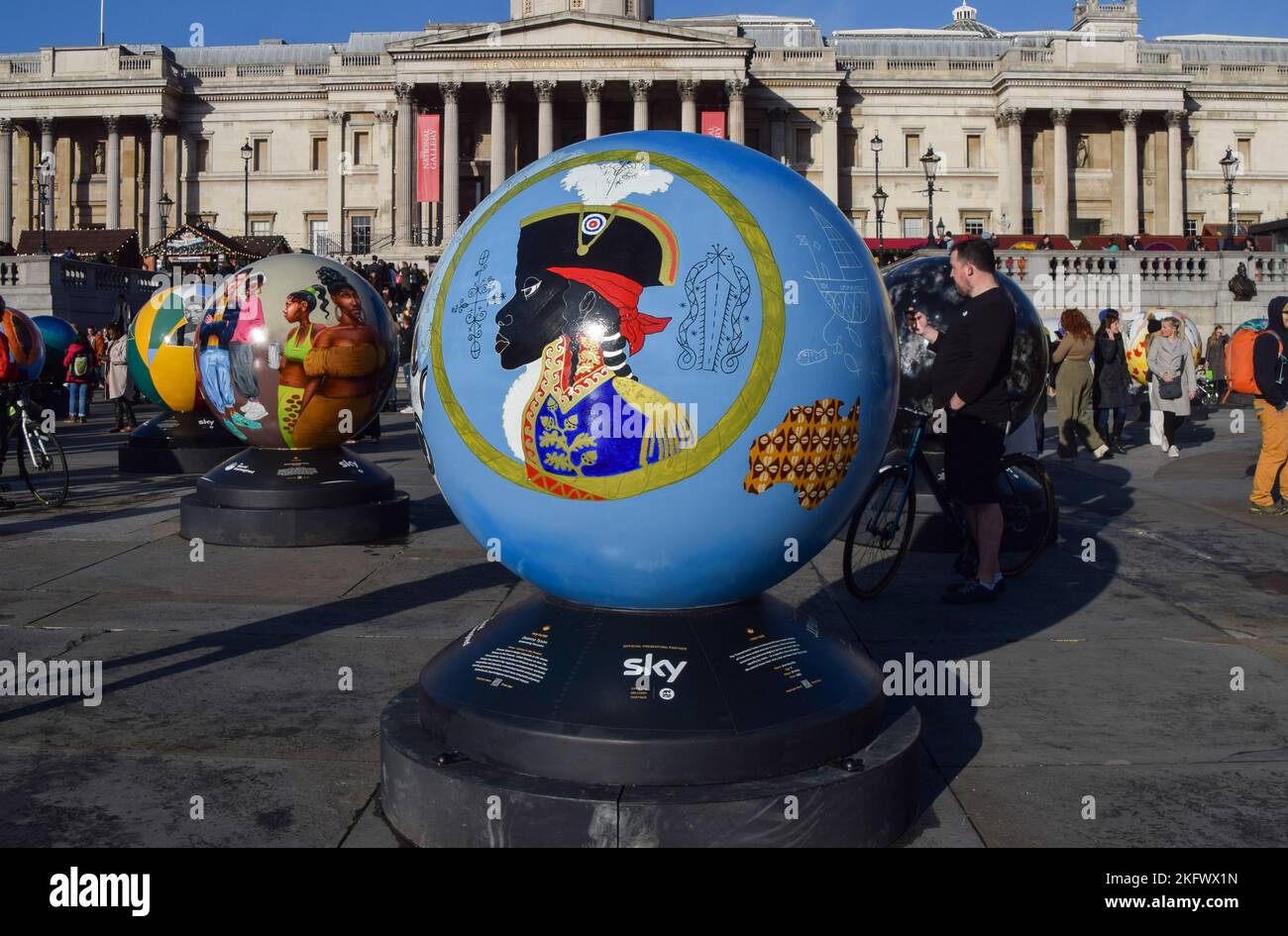 Londres, Royaume-Uni. 20th novembre 2022. 96 globes créés par différents artistes ont été exposés à Trafalgar Square dans le cadre du projet « le monde réimaginé », qui explore l’histoire du commerce transatlantique des Africains enrasés et son impact. Credit: Vuk Valcic/Alamy Live News Banque D'Images