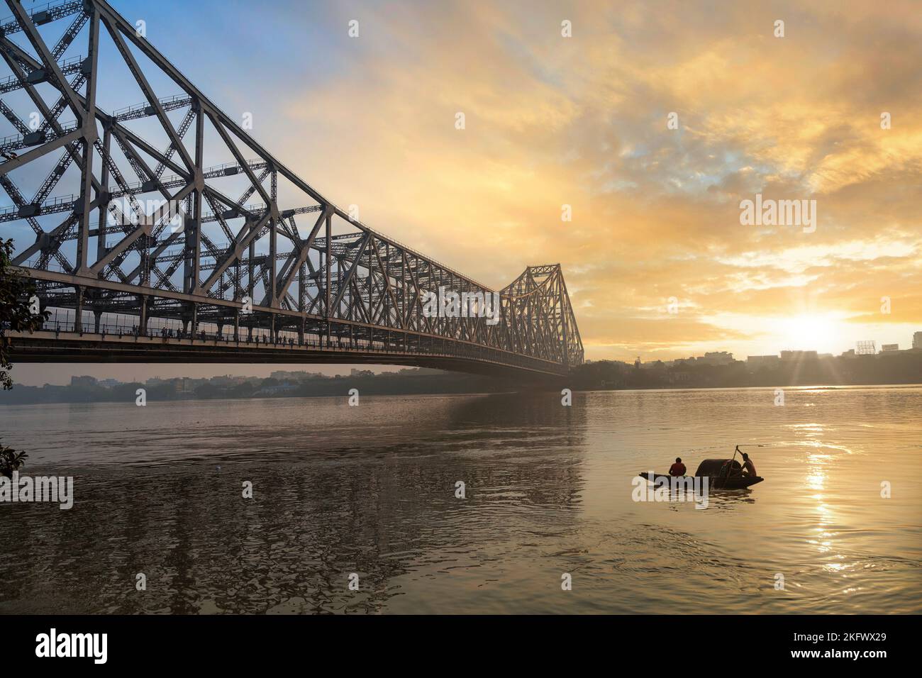 Pont Howrah au lever du soleil. Un célèbre pont en porte-à-faux construit sur la rivière Ganges qui relie la ville de Kolkata au quartier de Howrah. Banque D'Images