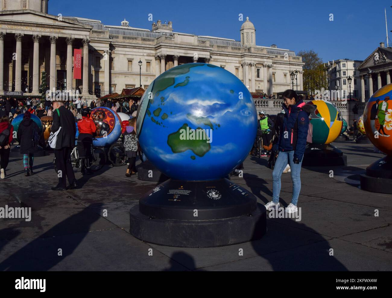 Londres, Royaume-Uni. 20th novembre 2022. 96 globes créés par différents artistes ont été exposés à Trafalgar Square dans le cadre du projet « le monde réimaginé », qui explore l’histoire du commerce transatlantique des Africains enrasés et son impact. Credit: Vuk Valcic/Alamy Live News Banque D'Images