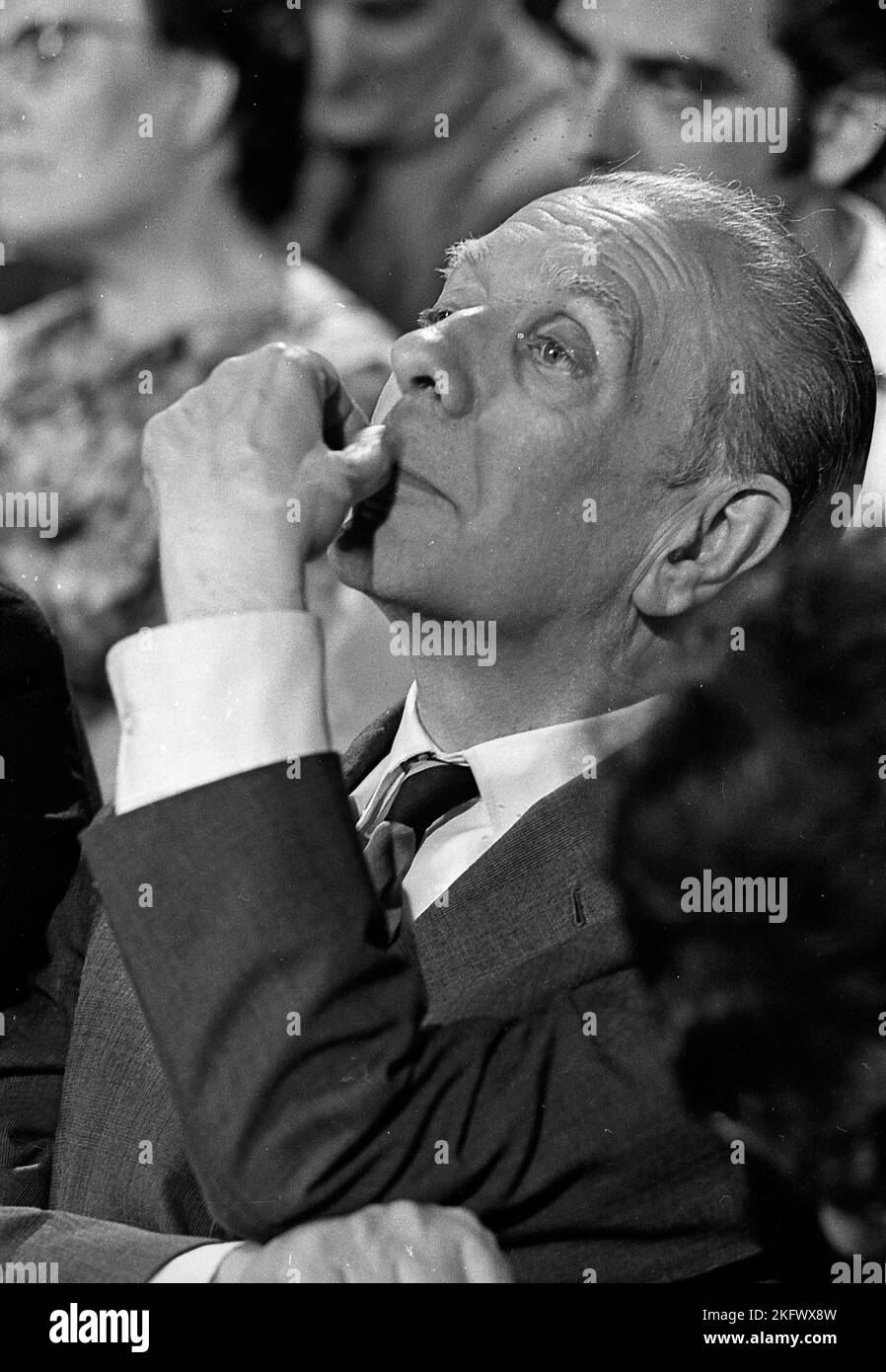 Jorge Luis Borges, écrivain argentin de fiction, lors d’une émission télévisée (Odol Pregunta) consacrée aux questions et réponses sur son travail aux studios de Channel 13, Buenos Aires, Argentine Banque D'Images