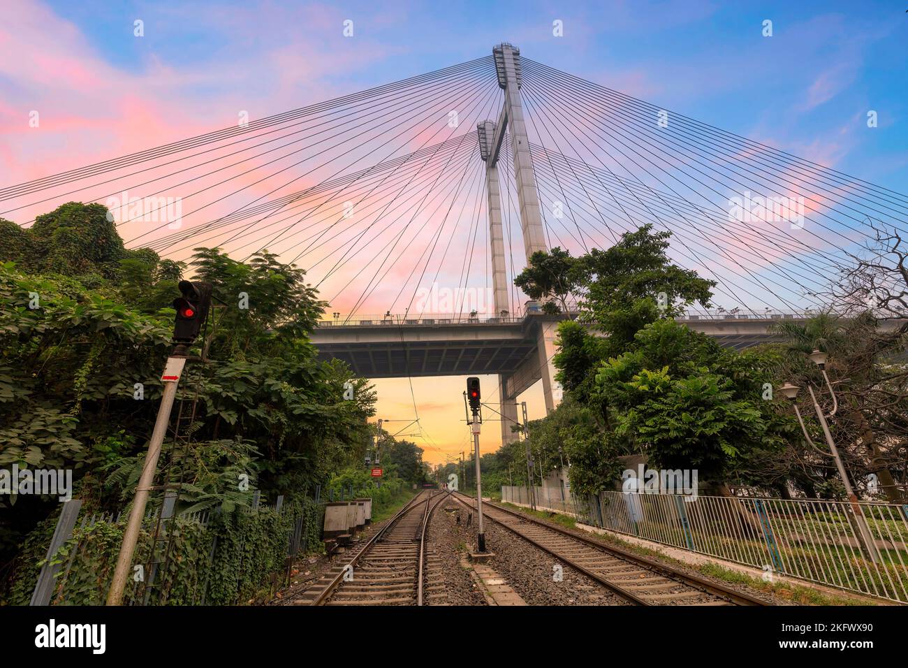 Pistes de train vides avec vue sur le pont de Vidyasagar Setu au lever du soleil près de Princep Ghat à Kolkata, Inde Banque D'Images