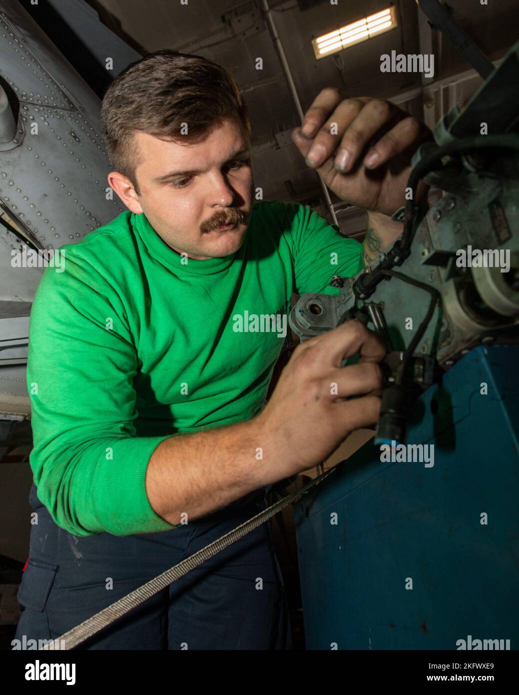 221008-N-NX635-1052 OCÉAN PACIFIQUE (12 octobre 2022) mécanicien de structure de 2e classe de l'aviation de la marine américaine Kyle Newton, de Decatur, en Illinois, inspecte un stabilisateur pendant la maintenance de phase d'un hélicoptère MH-60R Sea Hawk, des « Battlecats » de l'Helicopter maritime Strike Squadron (HSM) 73 à bord du porte-avions USS Nimitz (CVN 68). Nimitz Carrier Strike Group prépare un déploiement à venir. Hangarbay, maintenance, Nimitz, en cours, piemags, forces, militaires,, Banque D'Images