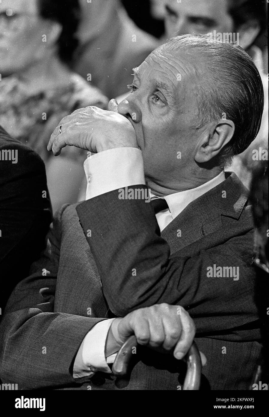 Jorge Luis Borges, écrivain argentin de fiction, lors d’une émission télévisée (Odol Pregunta) consacrée aux questions et réponses sur son travail aux studios de Channel 13, Buenos Aires, Argentine Banque D'Images