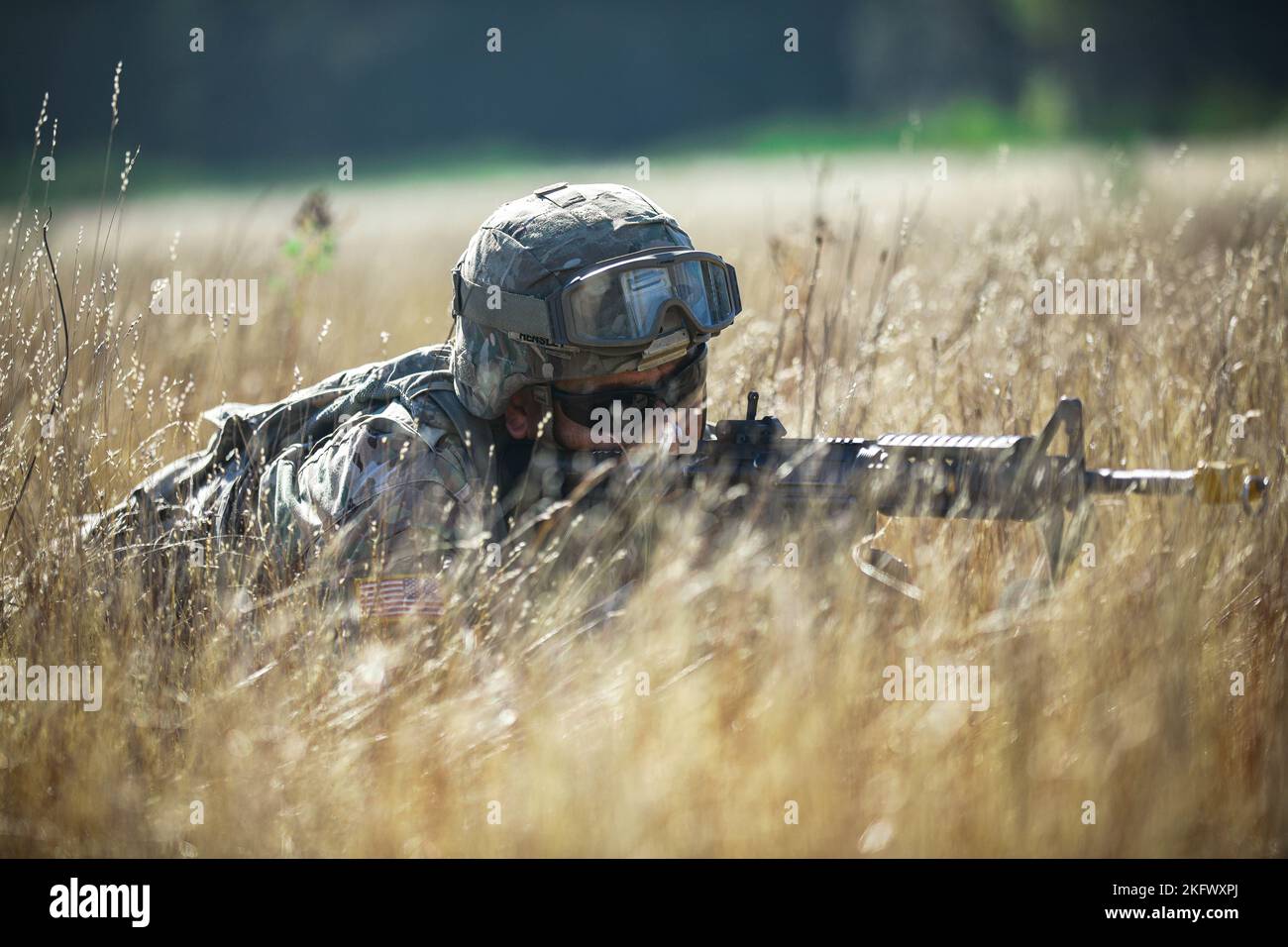 Les troopeurs affectés à la troupe Delta, 4-6 escadron de cavalerie aérienne, 16th Brigade de l'aviation de combat, tirent la sécurité pendant l'entraînement de l'équipe de récupération des aéronefs (DART), à la base interarmées Lewis-McChord, Washington, le 12 octobre 2022. La DART s'entraîne sur une variété de tâches individuelles et collectives qui sont nécessaires à la récupération d'un avion dans le cas où il est en bas et ne peut pas voler sous sa propre puissance. Banque D'Images