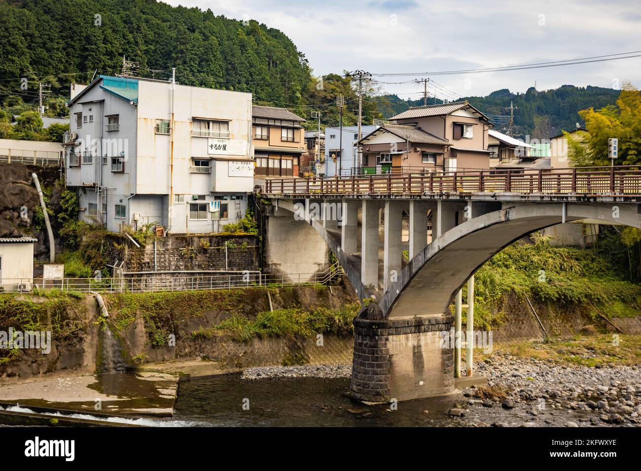 Vieux pont à travers le fleuve Fuji au Japon pays village rural personne Banque D'Images