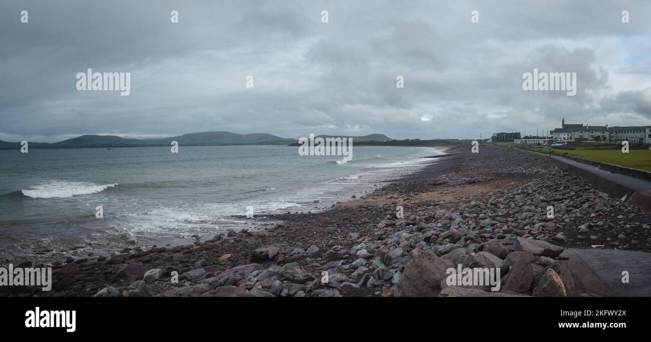Vue sur la plage de Waterville, comté de Kerry, Irlande, sous la lumière du matin avec un ciel sombre et nuageux en arrière-plan Banque D'Images