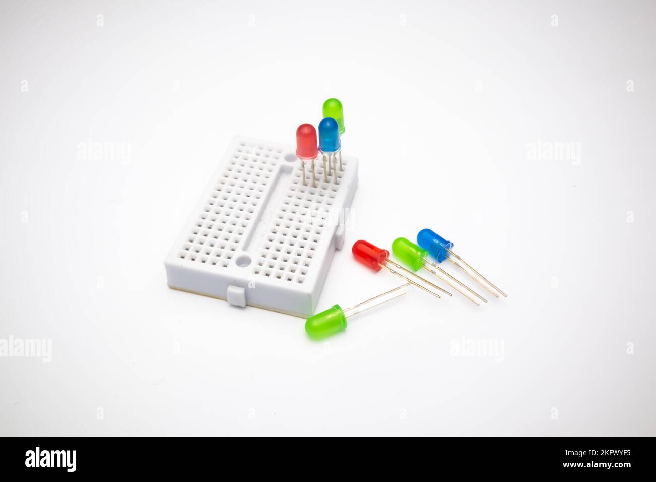 Collection de LED (diode électroluminescente) au-dessus du tableau de projet sur fond blanc. Banque D'Images
