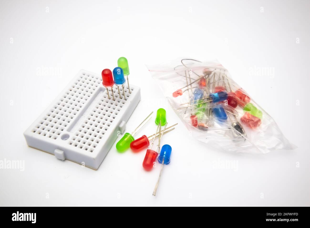 Un ensemble de LED (diodes électroluminescentes) de couleur rouge, verte, bleue sur fond blanc. Banque D'Images