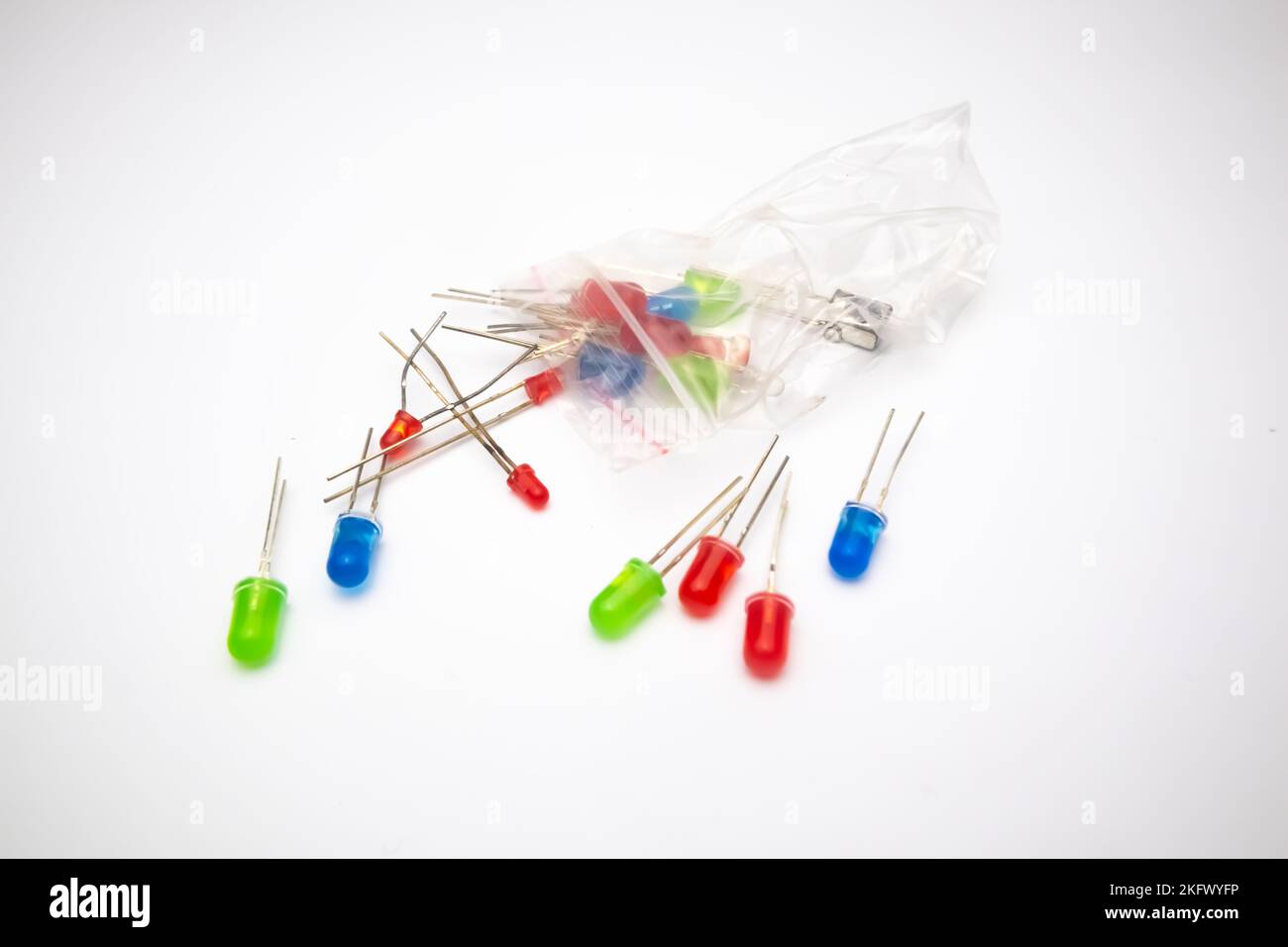 Un ensemble de LED (diodes électroluminescentes) de couleur rouge, verte, bleue sur fond blanc. Matériaux de bricolage pour les amateurs d'électronique. Banque D'Images