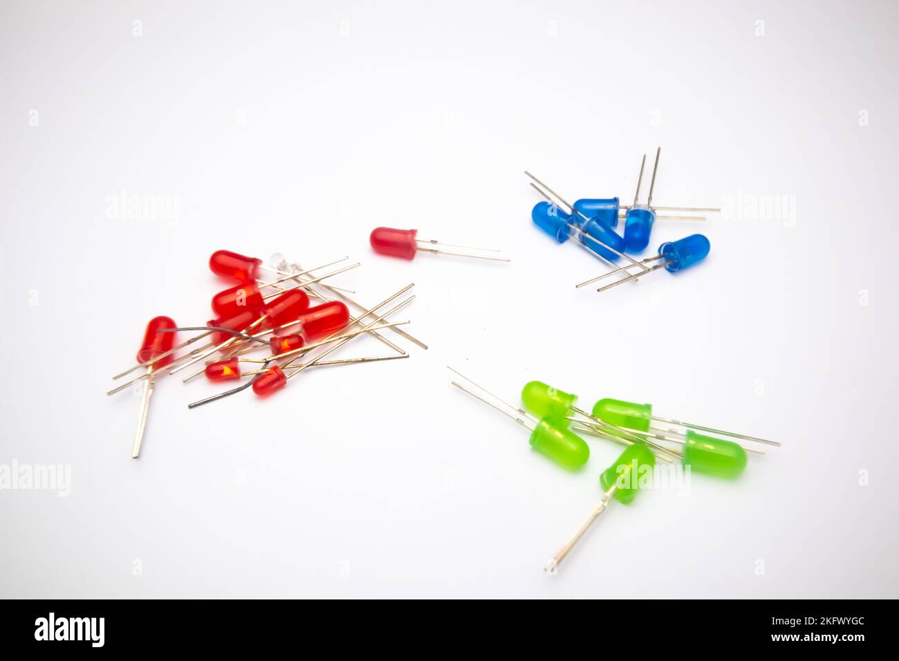 LES groupes DE DIODES ÉLECTROLUMINESCENTES (LED) sont rouges, verts et bleus sur un fond blanc. LA LED est un matériau de bricolage destiné aux amateurs d'électronique. Banque D'Images