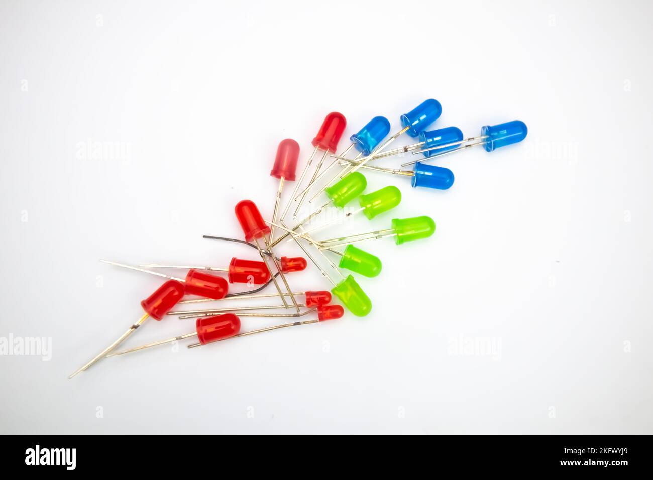 Plusieurs LED (diode électroluminescente) combinées sur fond blanc. Banque D'Images