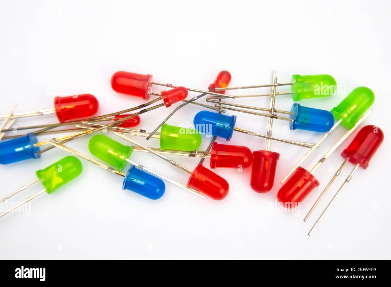 Plusieurs LED sur fond blanc. Cette pièce est utilisée pour le bricolage électronique. Banque D'Images