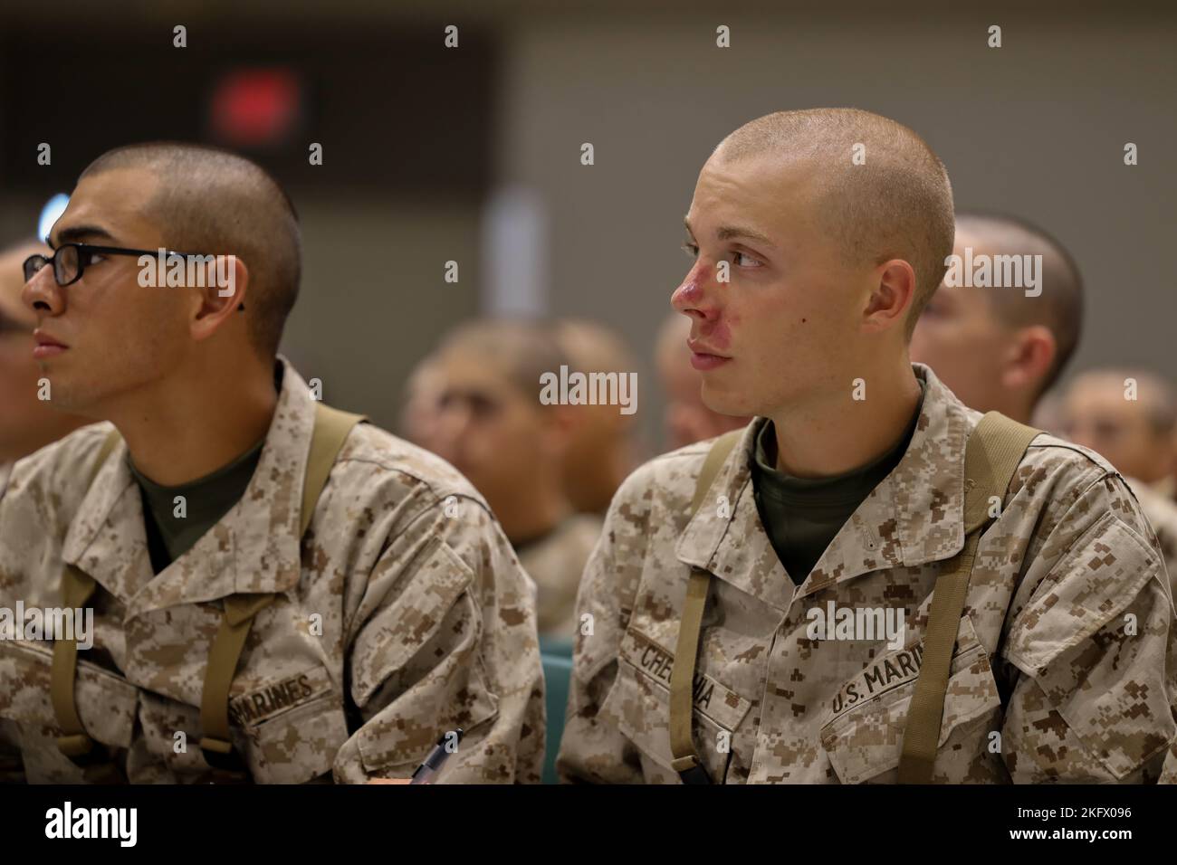 Les recrues de la compagnie Charlie, 1st Recruit Training Battalion, reçoivent une classe de soins aux victimes de combat tactique sur l'île Pariris, L.C., 12 octobre 2022. Les recrues reçoivent 58 cours officiels couvrant des sujets allant des questions administratives aux soins de combat et à l'histoire du corps des Marines. Banque D'Images