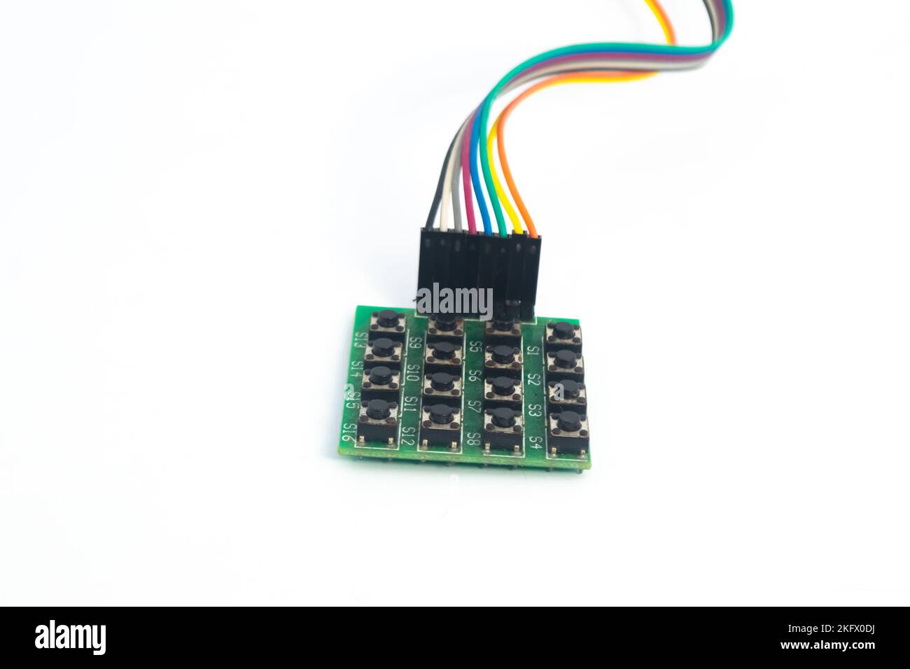 Un module de clavier 4x4 avec un câble arc-en-ciel derrière lui. Ce module est utilisé pour les amateurs d'électronique pour les matériaux de bricolage. Banque D'Images