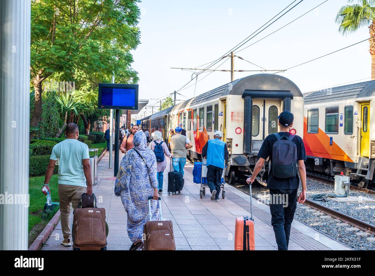 Voyage en train au Maroc - passagers sur le point de monter à bord d'un train à la gare de Marrakech Banque D'Images