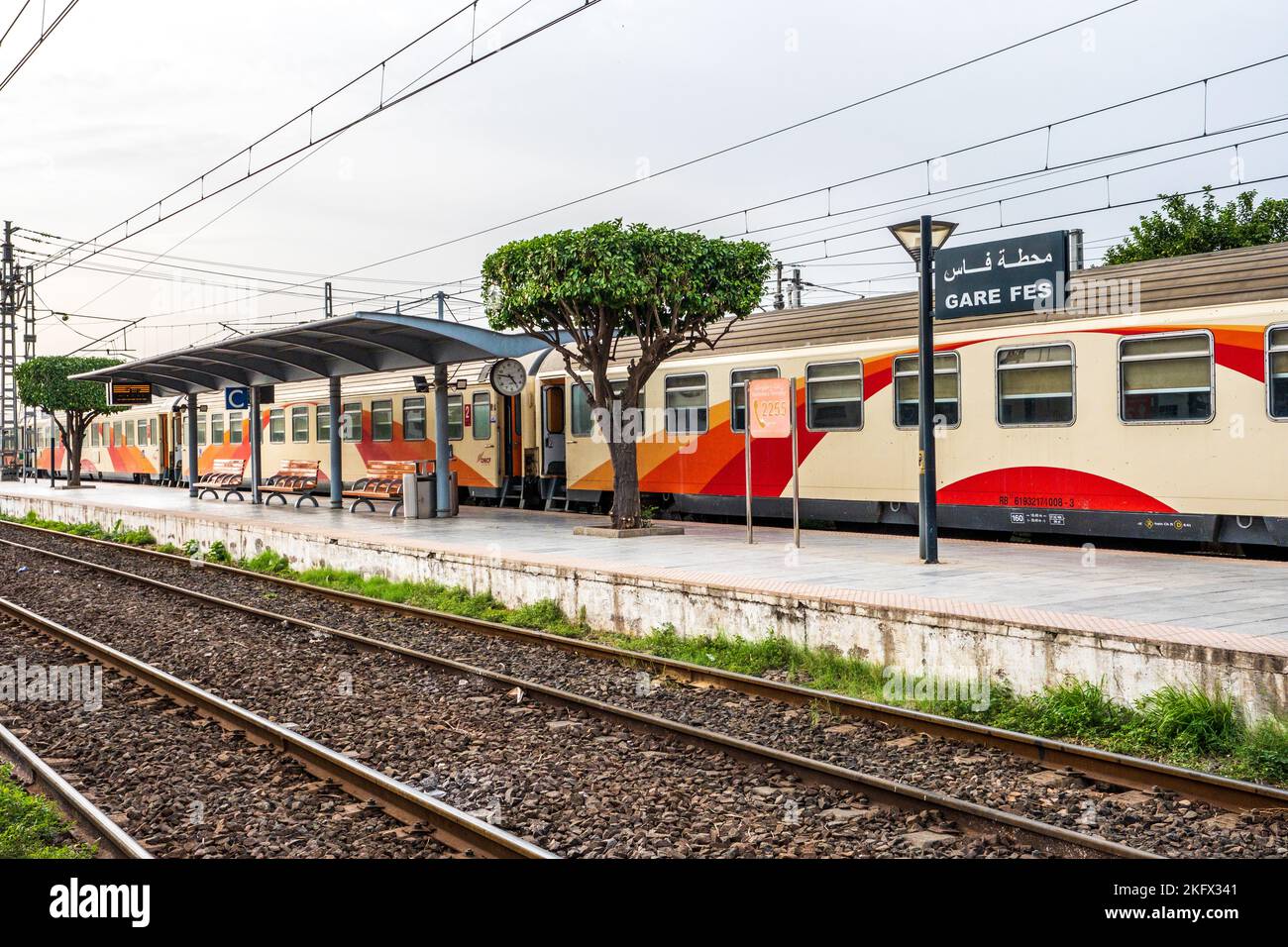 Voyage en train au Maroc, gare de Fès Banque D'Images
