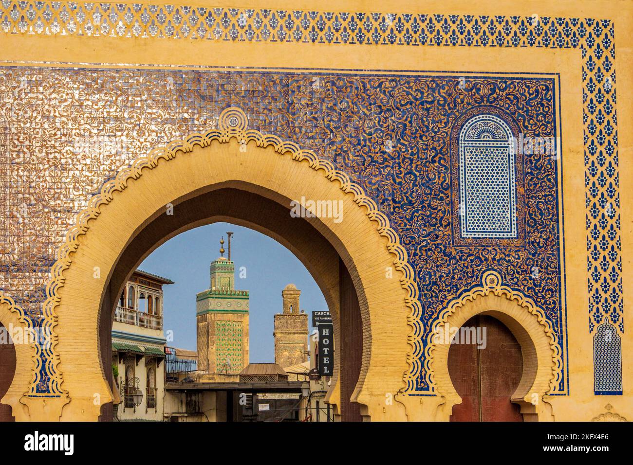 Bab Bou Jeloud - une des portes principales de la médina de Fès au Maroc, Banque D'Images